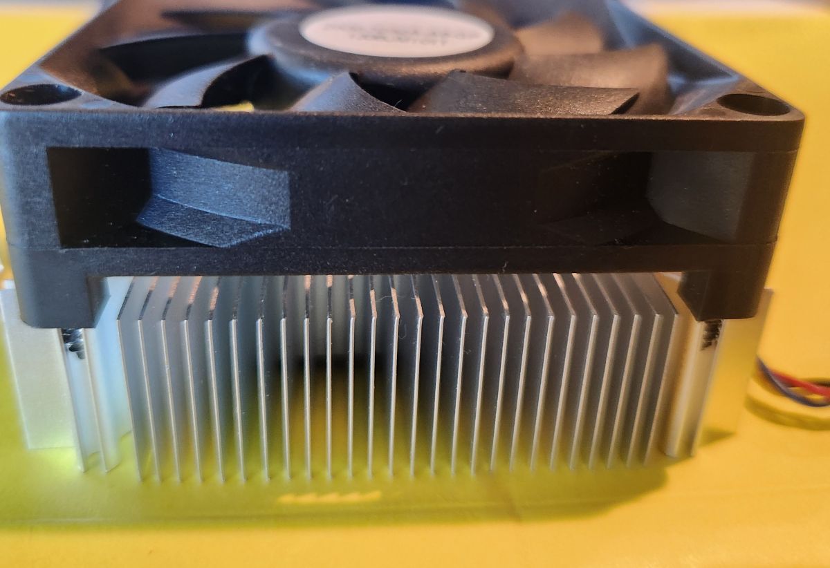computer heat sink demonstrates heat loss through the floor 