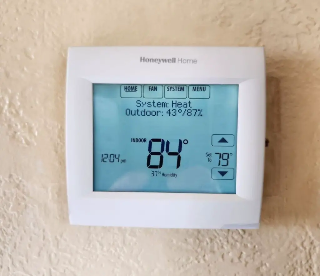 Easy to read touchscreen thermostat that doesn't use batteries